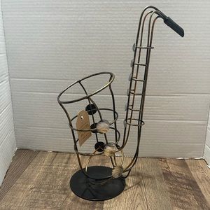 Metal saxophone wine holder